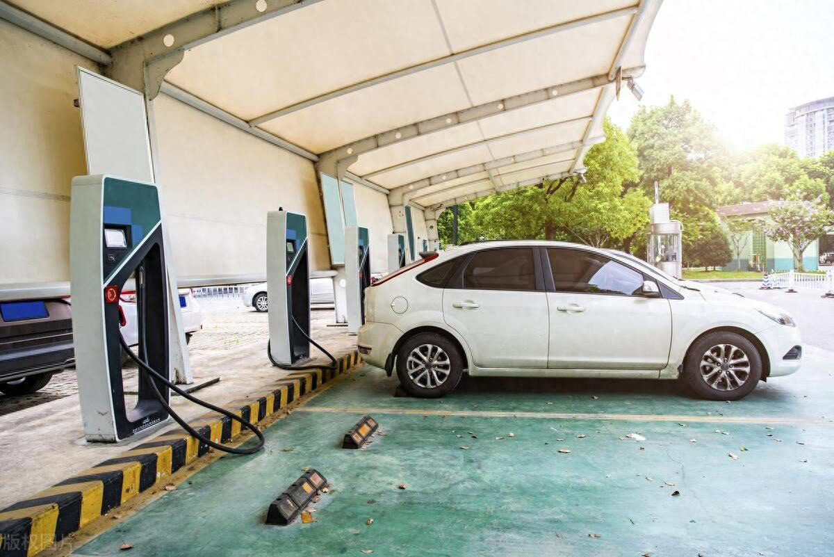 直流充電樁和交流充電樁有什么區(qū)別?(圖解)